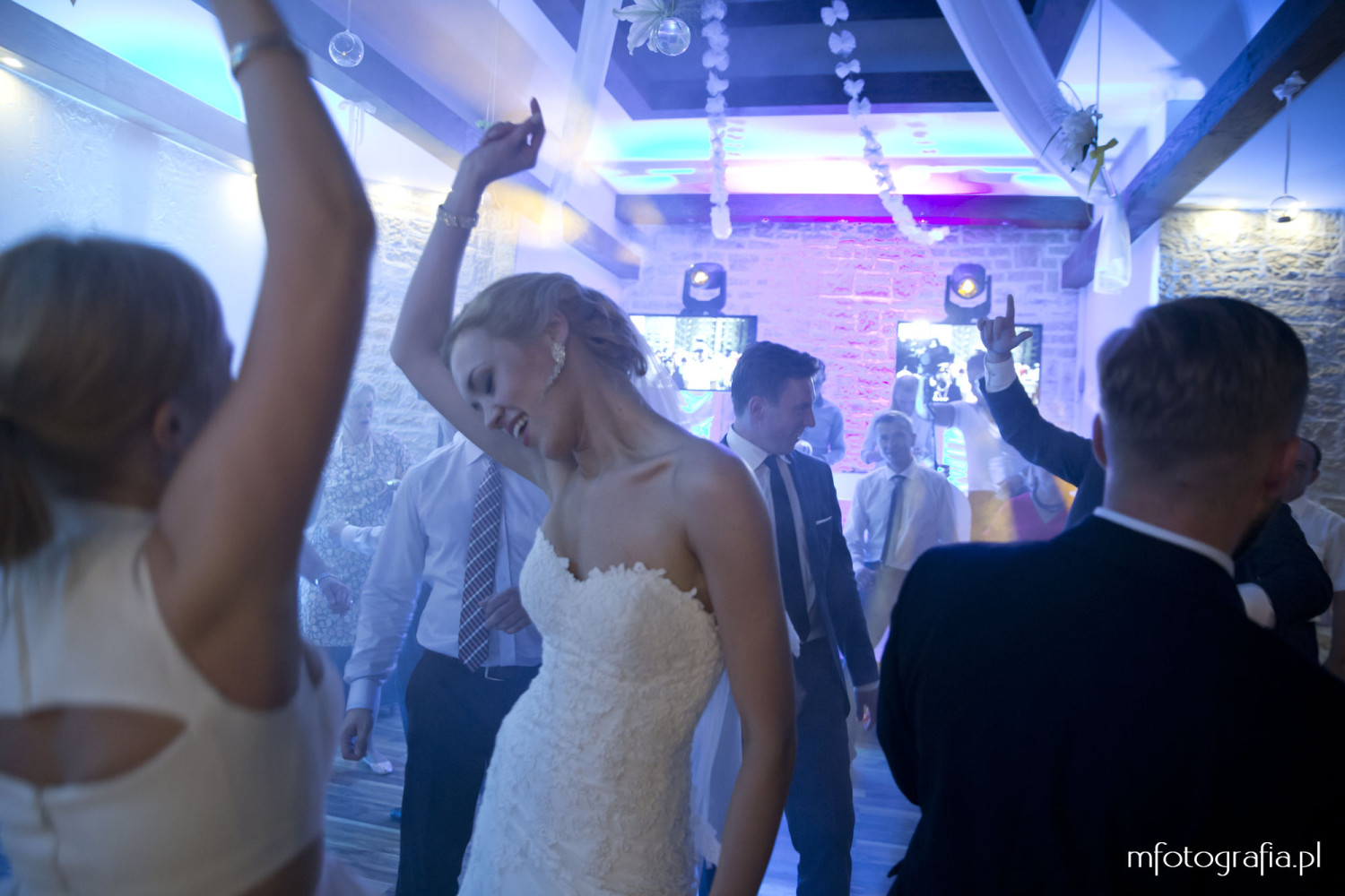 fotografia tańczącej Panny Młodej